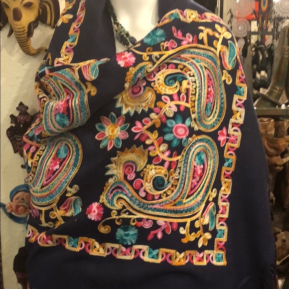 Himalayan Cashmere Embroidered shawl. - Picture 2 of 4